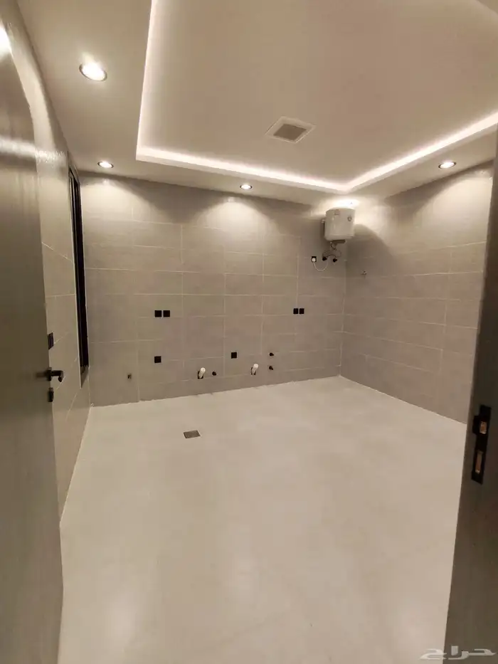 للبيع بحي الموسي شقق علويه بسطح خاص بسعر 550 الف وسط الخدمات 9