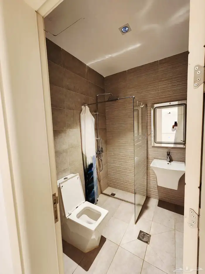 للايجار شقة في حي الزمرد بالقرب من طريق الملك سعود 4