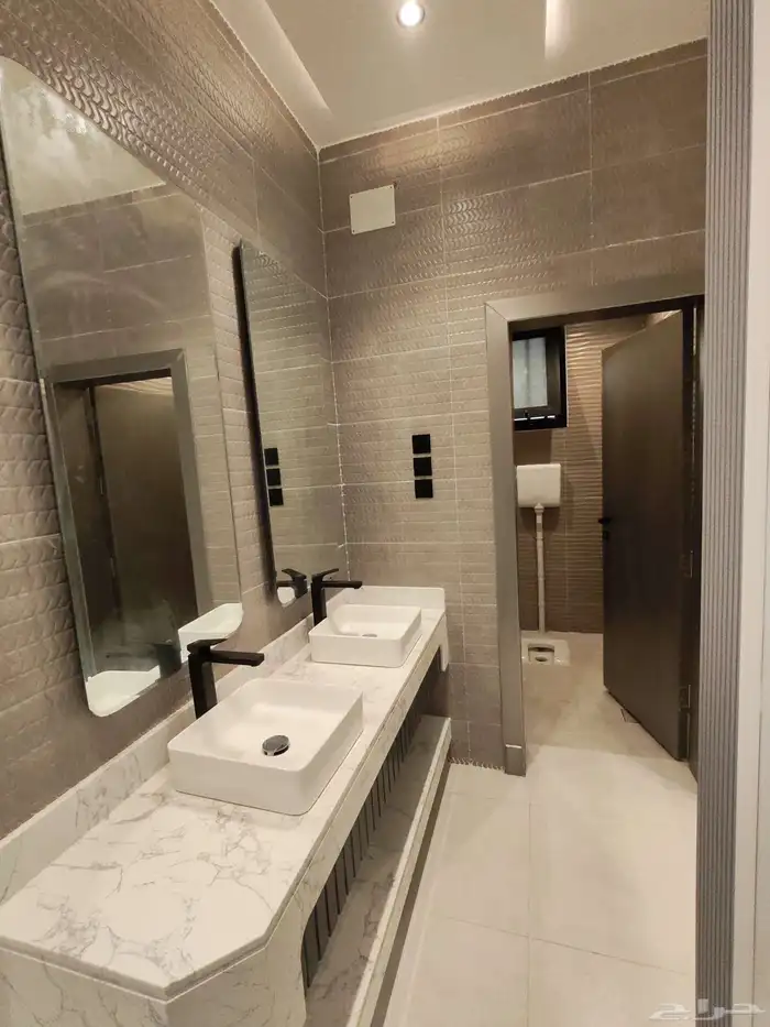 للبيع بحي الموسي شقق علويه بسطح خاص بسعر 550 الف وسط الخدمات 8