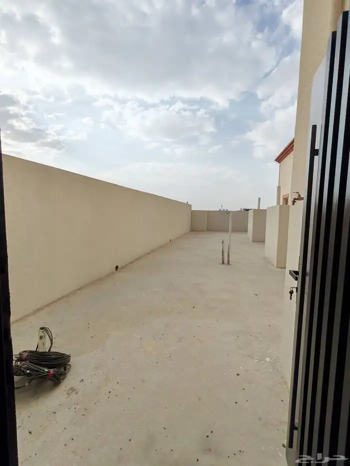 للبيع بحي الموسي شقق علويه بسطح خاص بسعر 550 الف وسط الخدمات 19