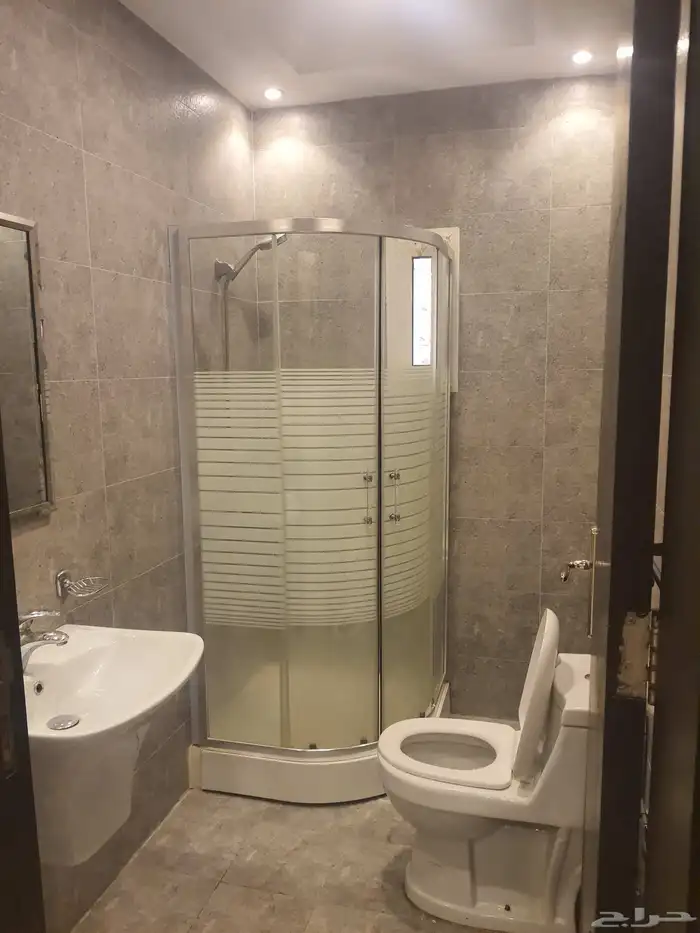 شقة عائلية 3 غرف للإيجار السنوي 4