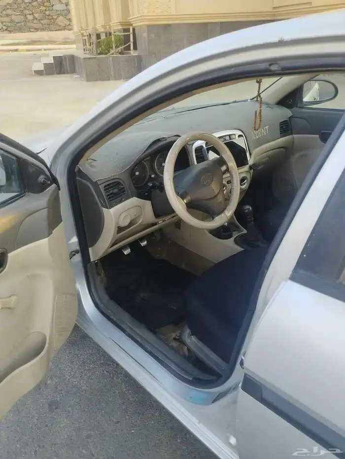 اكسنت موديل 2009 قير عادي مافيها شي غير الكبود مغير فقط 5