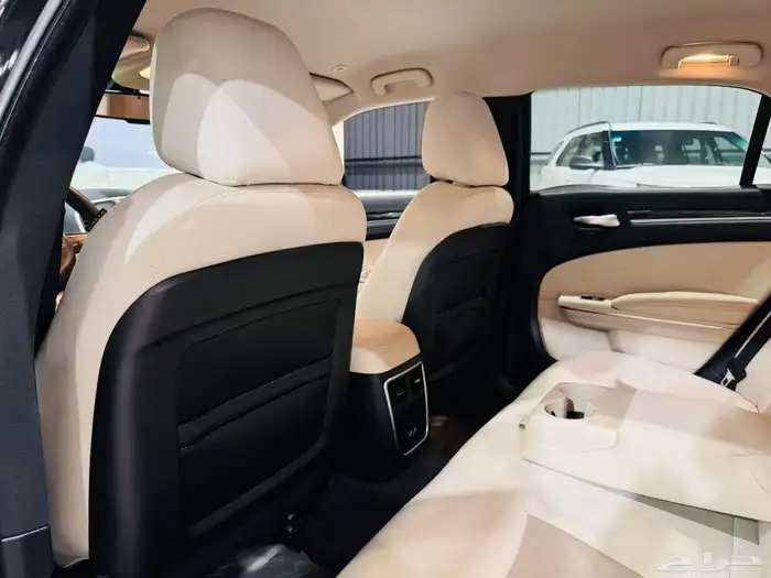 كرايزلر 2017 C300 V6 (بحالة ممتازة) 8