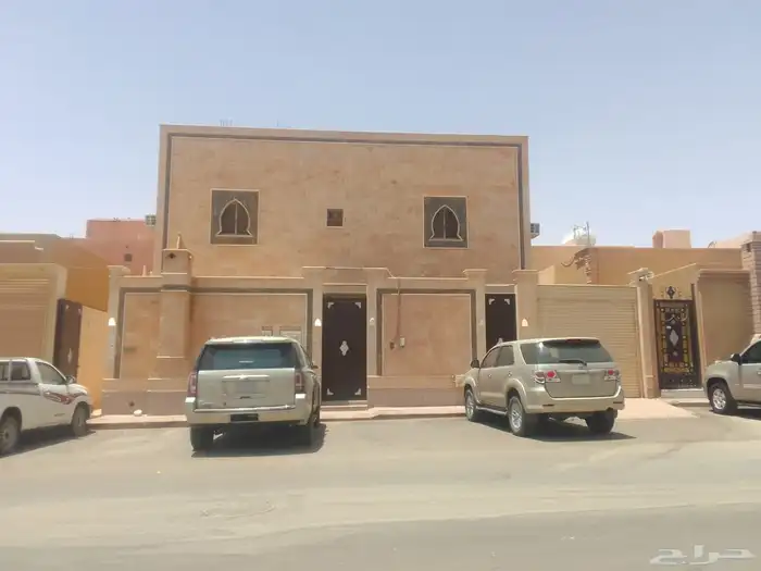 فيلا للبيع معه 3 شقق 0