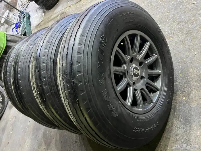 جنوط برايد جيب لاند كروزر 5 مسمار مع كفرات مكسس مقاس 900 17 3