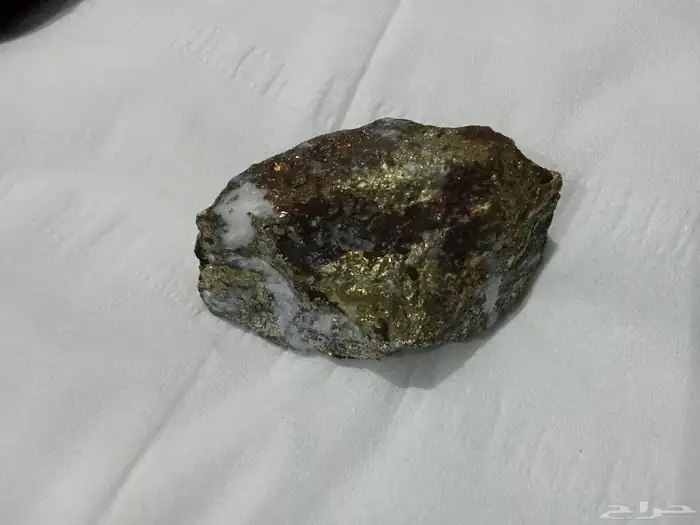 حجر مطعم بالذهب 0