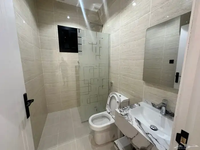 شقه للبيع حي الصفا من 5 غرف وصاله موقع مميز مصعد راكب 15