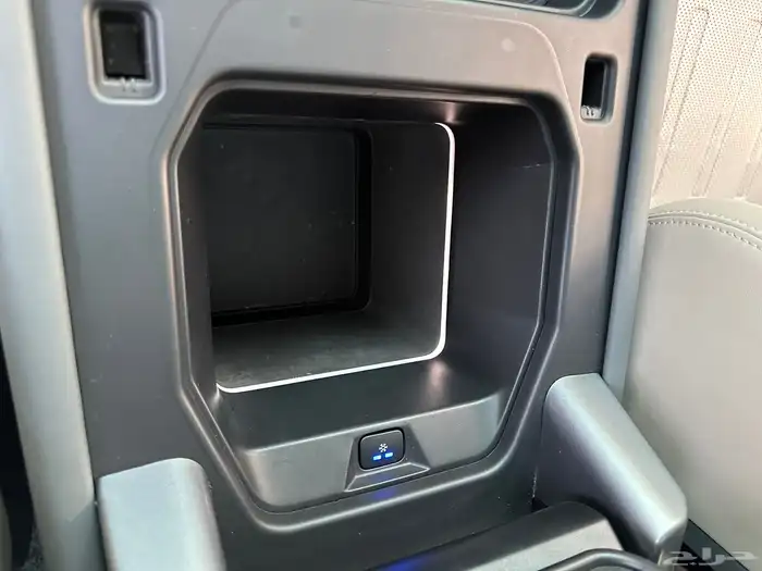 ديفندر 6 سلندر 2022 تحت الضمان HSE ( تم البيع ) 35