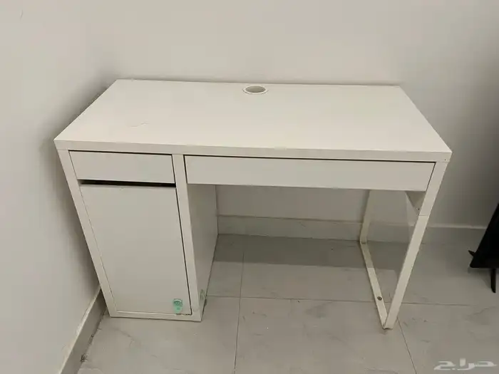 طاولة قيمنق و مكتب صغير بحاله جيدة 2