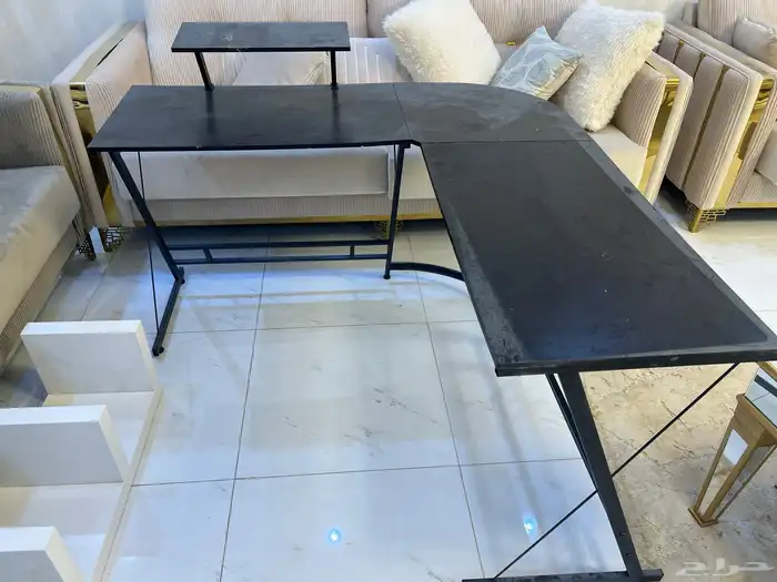 طاولة قيمنق و مكتب صغير بحاله جيدة 1
