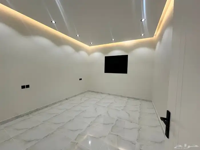 شقه للبيع حي الصفا من 5 غرف وصاله موقع مميز مصعد راكب 14