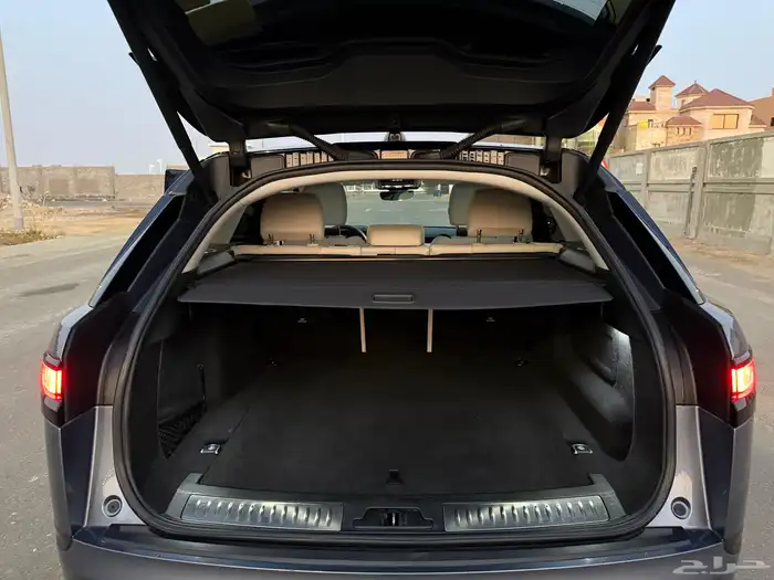 لاند روفر فيلار 2023 11