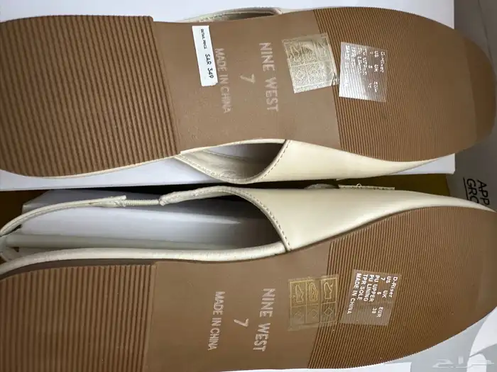 شوزات من ناين ويست جديدة بالكرتون مقاس 38 5