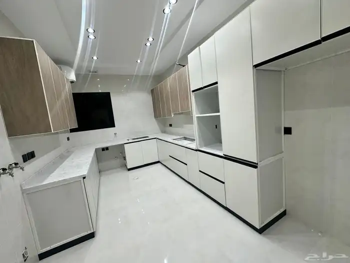 شقه للبيع حي الصفا من 5 غرف وصاله موقع مميز مصعد راكب 12