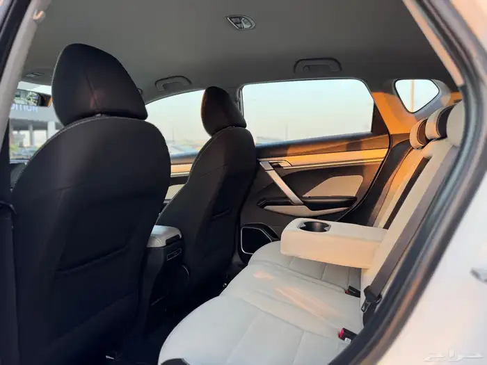 جيلي كولراي 2022 ابيض 8