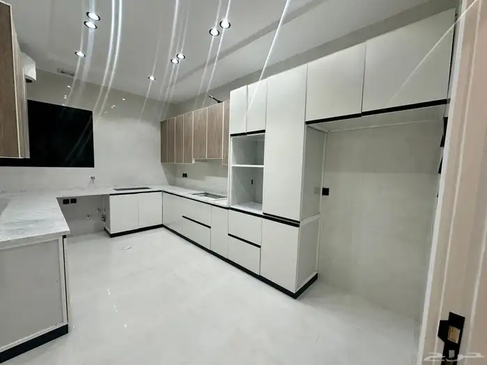 شقه للبيع حي الصفا من 5 غرف وصاله موقع مميز مصعد راكب 11