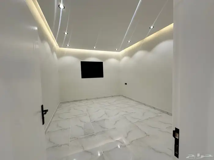 شقه للبيع حي الصفا من 5 غرف وصاله موقع مميز مصعد راكب 13