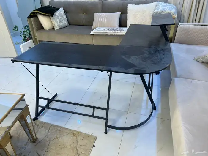 طاولة قيمنق و مكتب صغير بحاله جيدة 0