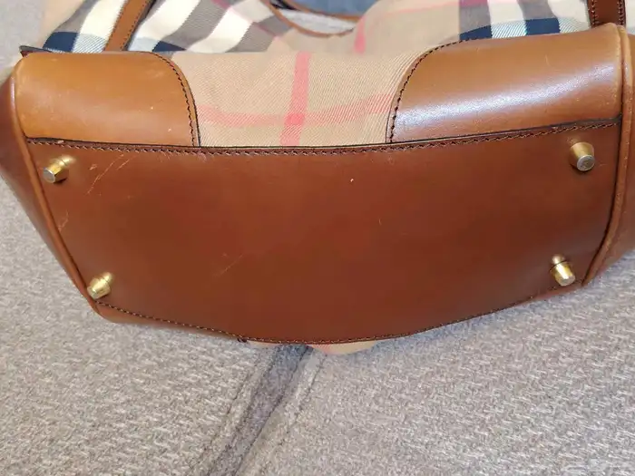 حقيبة بربري كتف واسعة ومميزة 1
