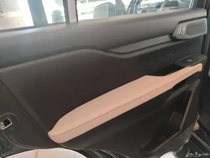 فورد ايفريست ستاندر XLS دبل 4 4 بنزين موديل 2025 13