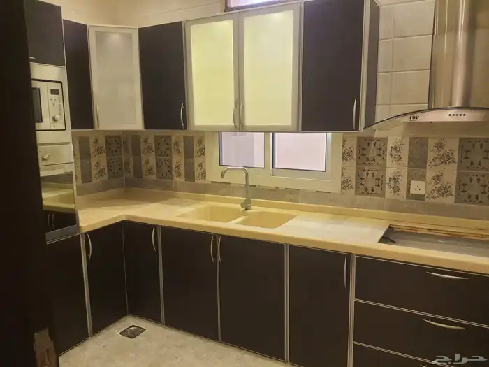 شقة عائلية 3 غرف للإيجار السنوي 8