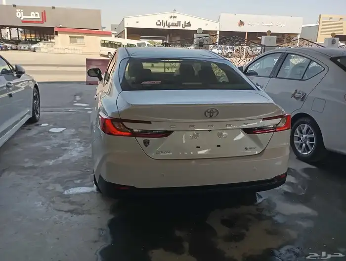 تويوتا كامري E بلس هايبرد لون ابيض موديل 2025 نوع السيارة 6