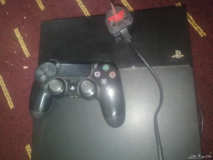 سوني فور لي البيع مستعمل مع يد وحده السوني مافيه شي بس احتاج 2