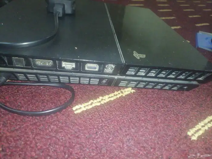 سوني فور لي البيع مستعمل مع يد وحده السوني مافيه شي بس احتاج 1