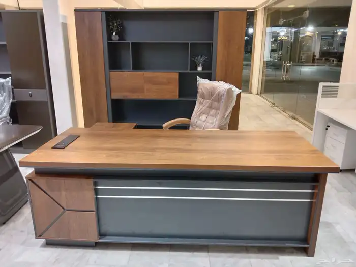 مكتب مدير جديد مودرن طقم كامل مع دولاب ملحق طاولة شاهي 0