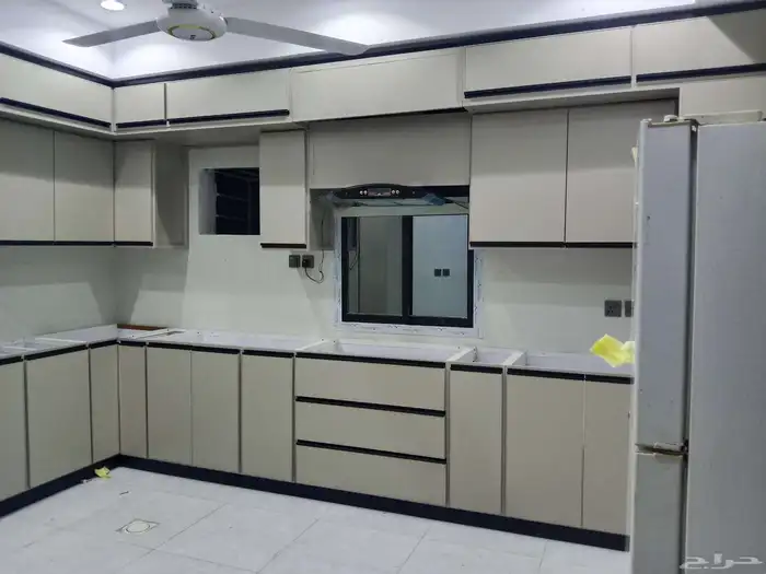 شوف هذا دولاب هذا تصميم جديد وسط لوني زي خشبي 0