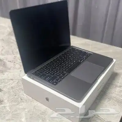 ماك بوك m3 لون ازرق غامق بطلريه 93 نظيف ذاكره 256 0