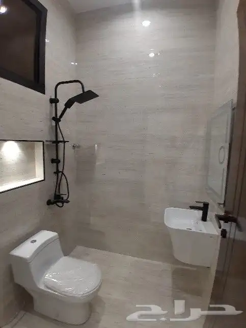 للبيع روف علوي مع ملحق تشطيب راقي خلف حديقة المليون بالمحاله 18