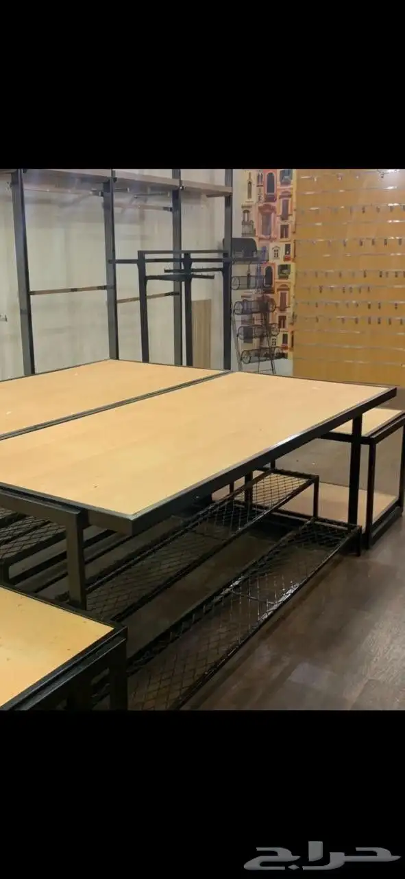 ديكور محل ملابس. علاقات و رفوف 1