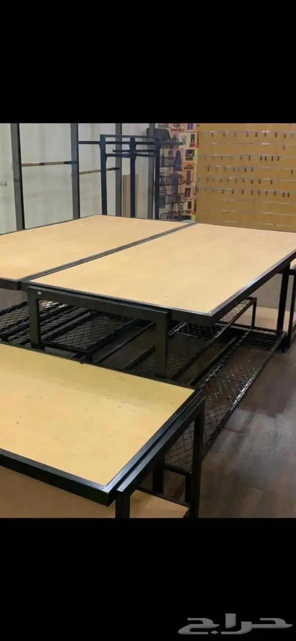 ديكور محل ملابس. علاقات و رفوف 2