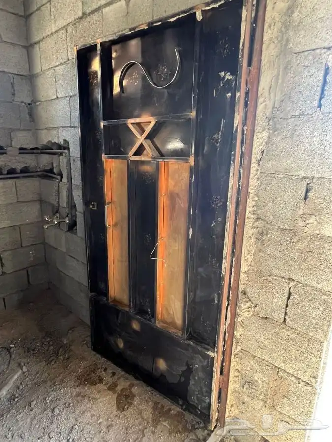 نوافذ ابواب حديد و برميل ازرق 1
