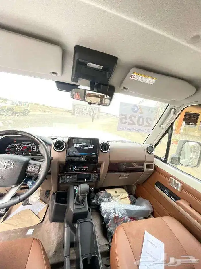 تويوتا - شاص رفارف ابيض بنزين 2025 4