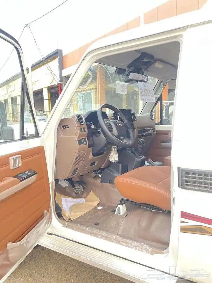 تويوتا - شاص رفارف ابيض بنزين 2025 3