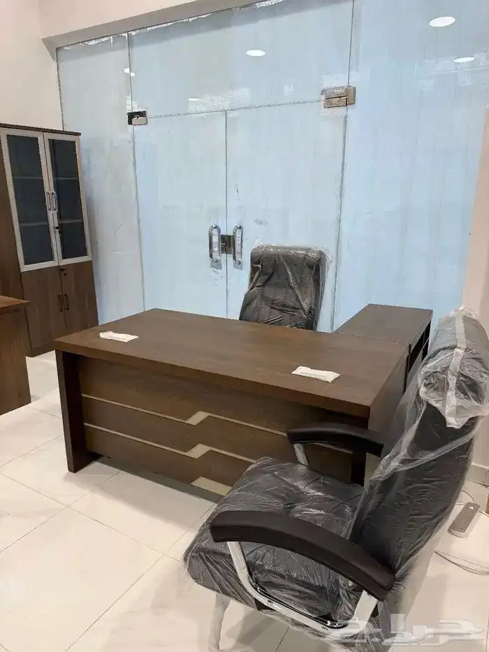 طاولة مكتب  كراسي  خزانات  كرسي انتظار  أرائك متاحة 58