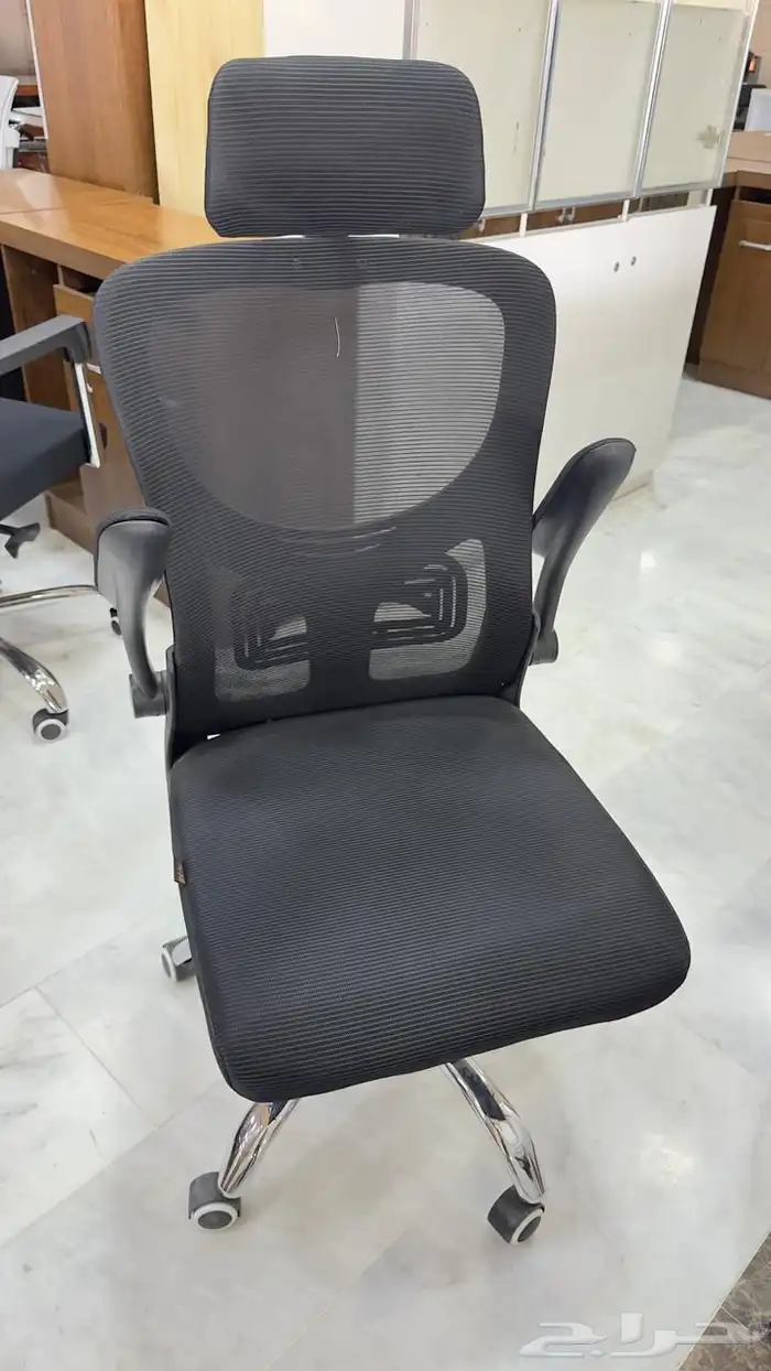 طاولة مكتب  كراسي  خزانات  كرسي انتظار  أرائك متاحة 17