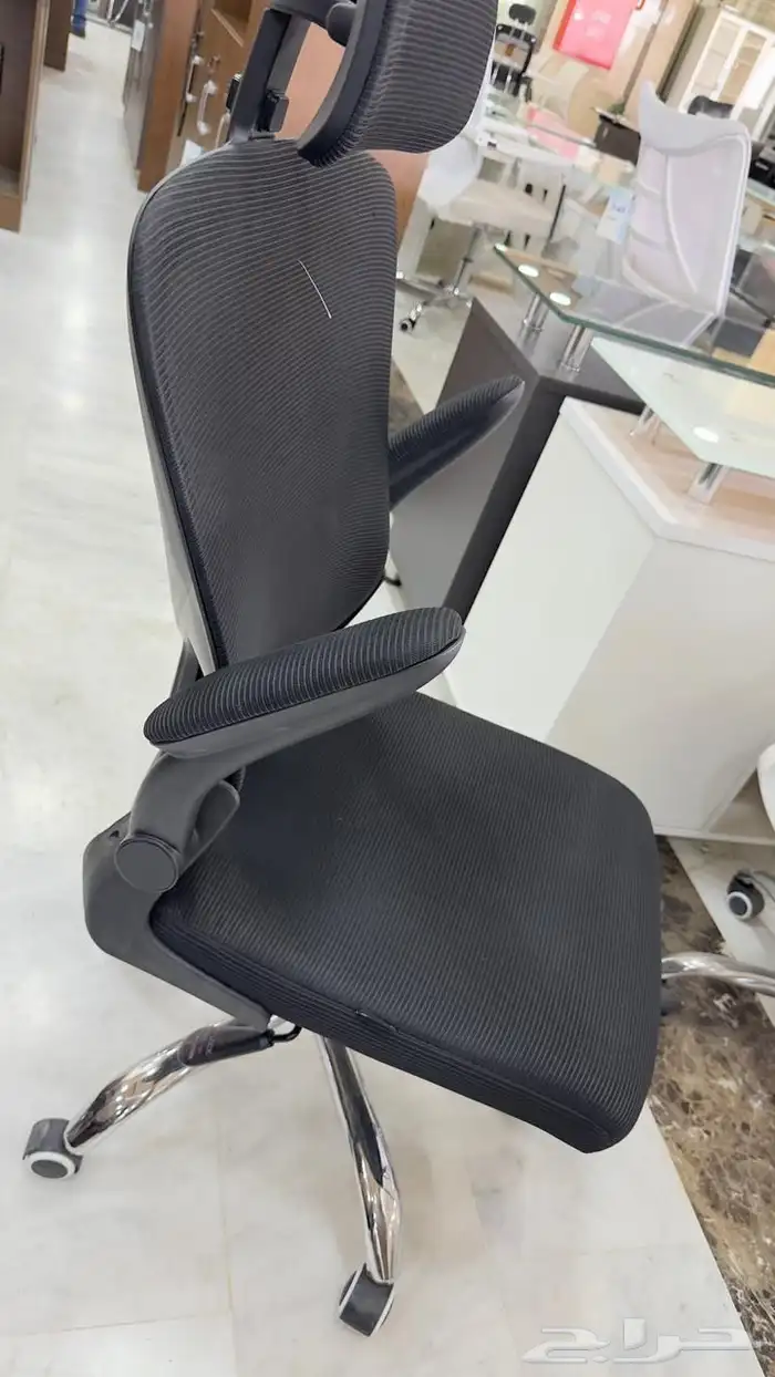 طاولة مكتب  كراسي  خزانات  كرسي انتظار  أرائك متاحة 16