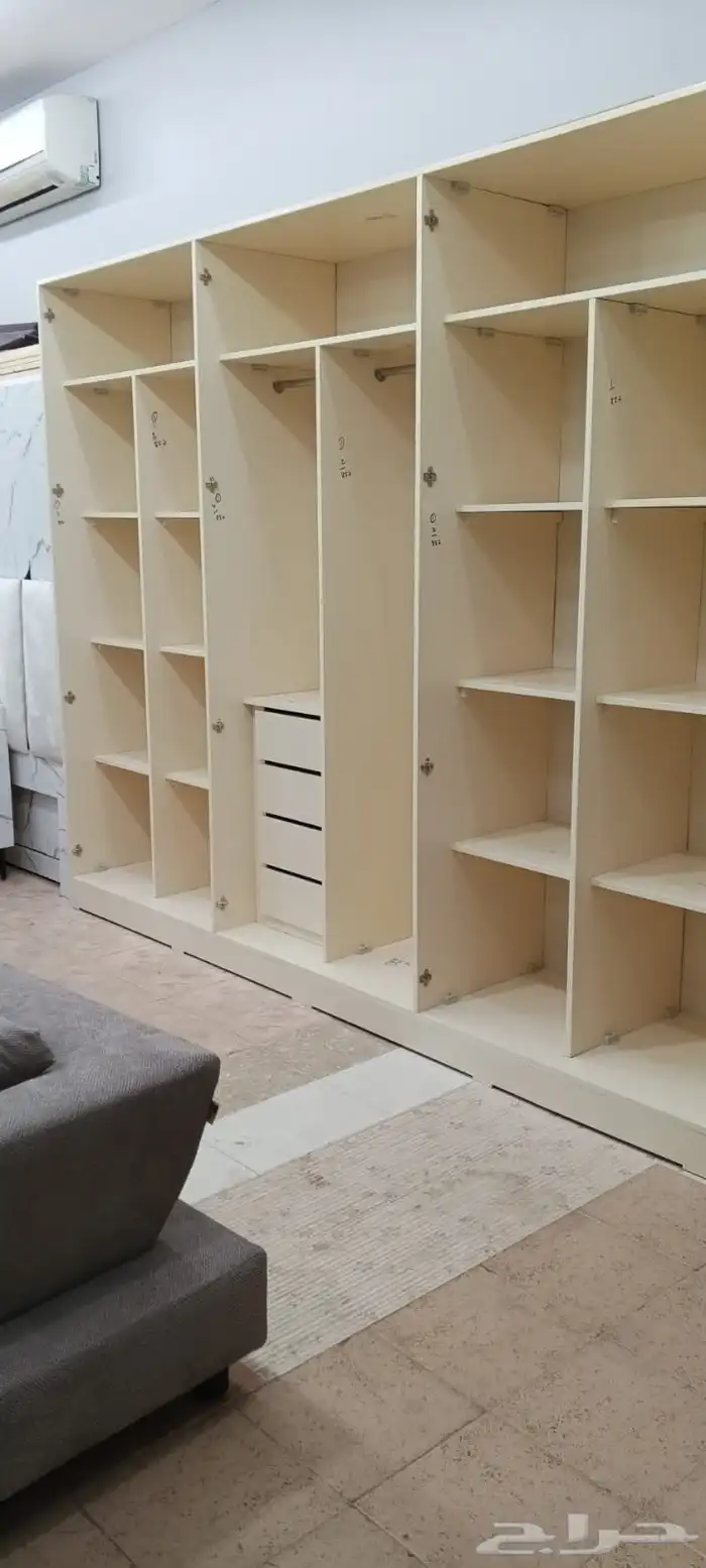 متوفرة دولاب تفصيل سته باب لون بيج مستخدم نضيف مره 1
