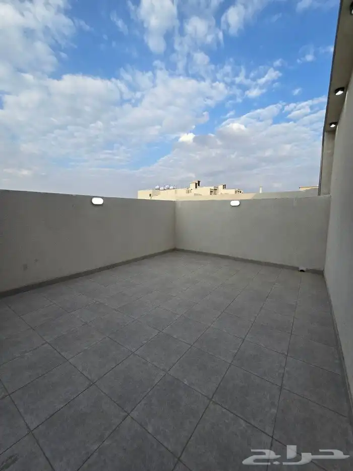 للبيع روف علوى مع ملحق مدخل مستقل مدخل سياره 650 ألف بالخميس 38