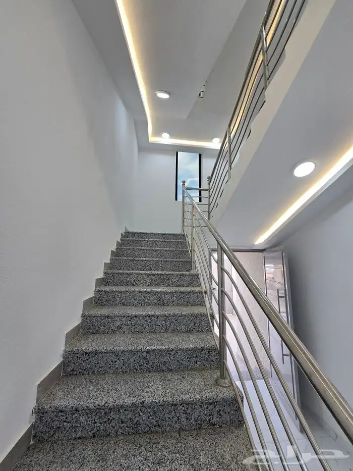 للبيع روف علوى مع ملحق مدخل مستقل مدخل سياره 650 ألف بالخميس 5