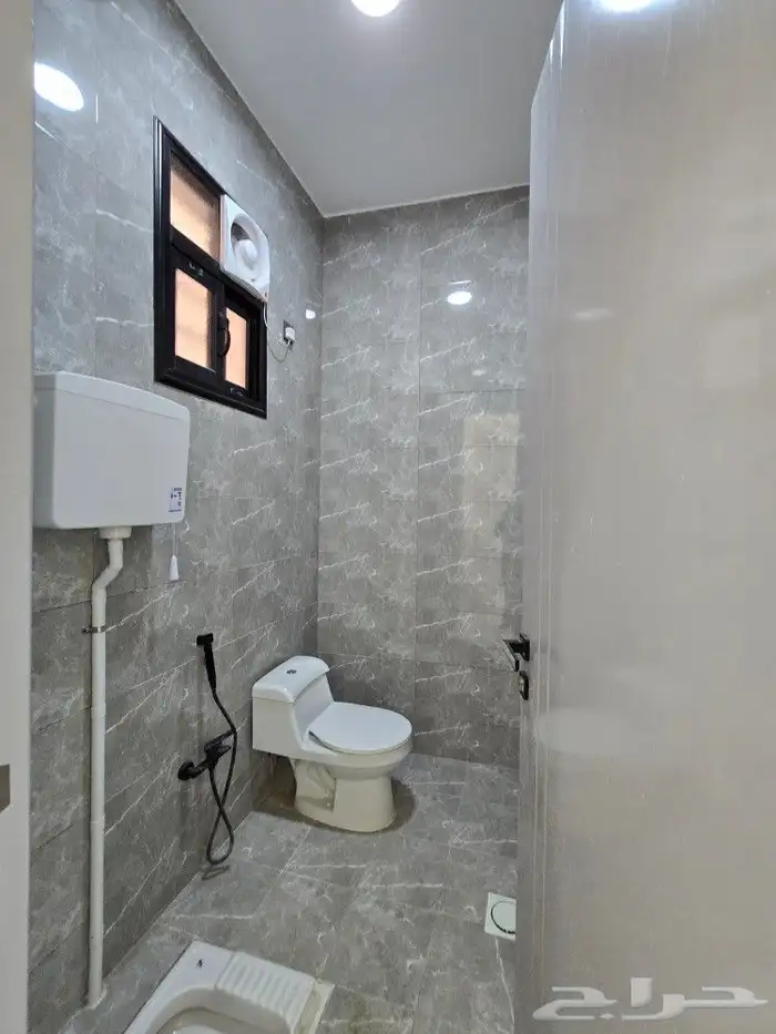 للبيع روف علوى مع ملحق مدخل مستقل مدخل سياره 650 ألف بالخميس 8