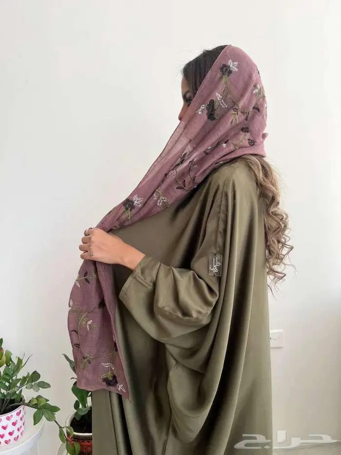 عباية بشت ملونه من عبايات طلة 1