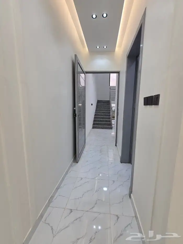 للبيع روف علوى مع ملحق مدخل مستقل مدخل سياره 650 ألف بالخميس 11