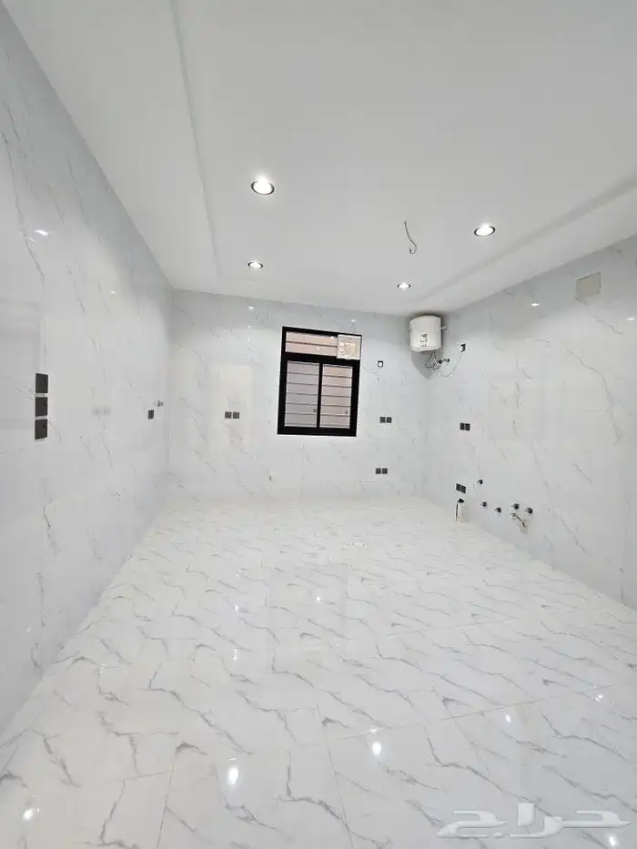 للبيع روف علوى مع ملحق مدخل مستقل مدخل سياره 650 ألف بالخميس 14