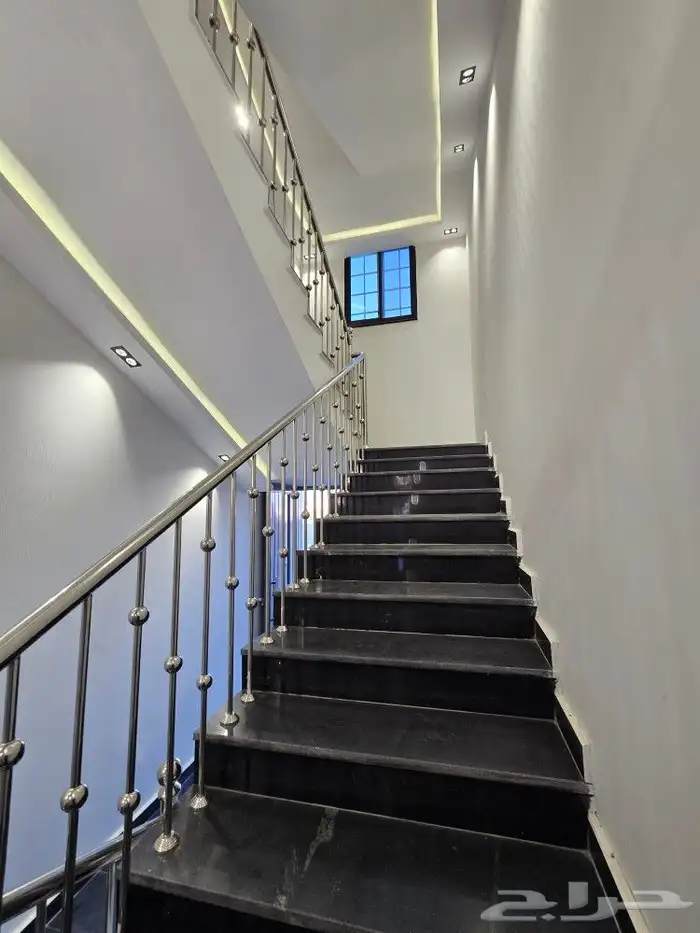 للبيع أدوار علويه 6غرف VIP سطح مستقل غرب الخميس وسط الخدمات 5