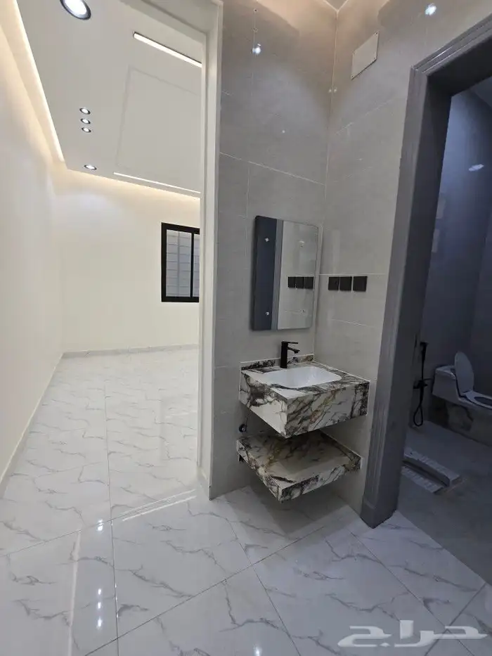 للبيع روف علوى مع ملحق مدخل مستقل مدخل سياره 650 ألف بالخميس 18