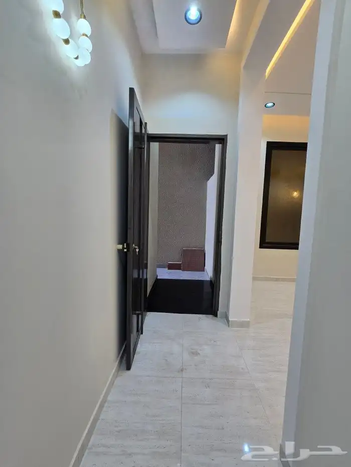 للبيع شقق ارضيه 6غرف VIP مداخل مستقله علي شارعين 580 ألف 12